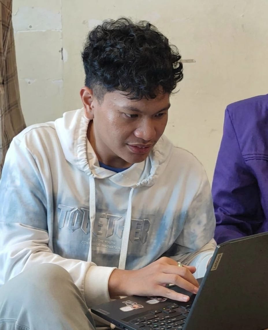 Pengguna sedang fokus menggunakan laptop